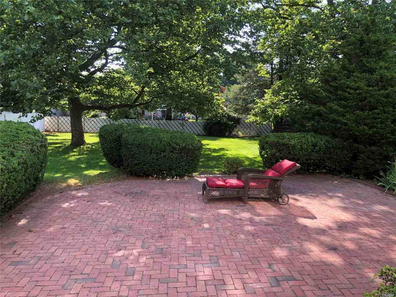 8 Stonehenge Ln - Photo 2 of 8