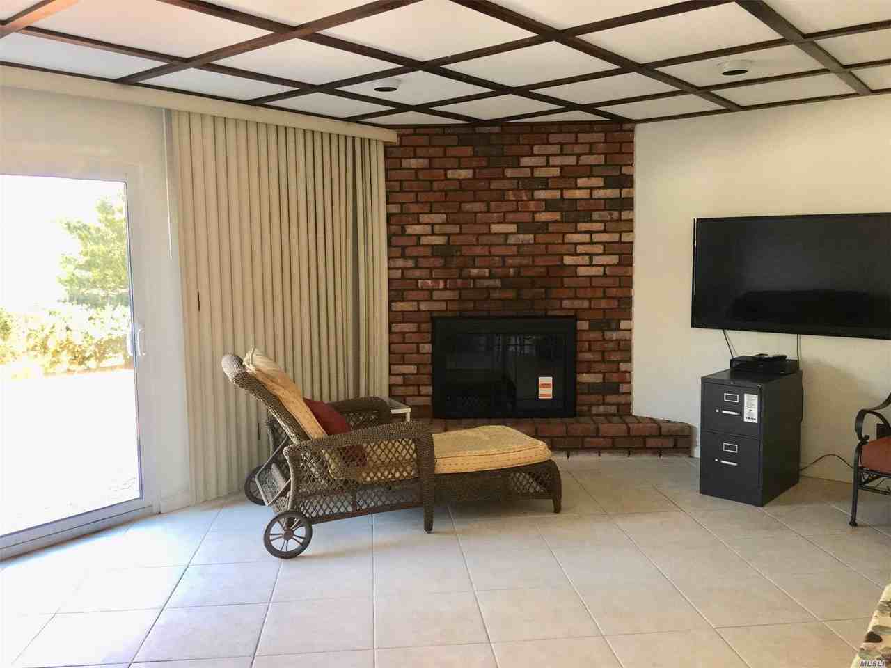 8 Stonehenge Ln - Photo 3 of 8