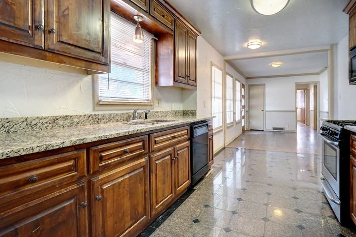 3900 Sanguinet St - Photo 2 of 26