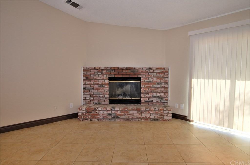 25189 Monroe Ave - Photo 3 of 14