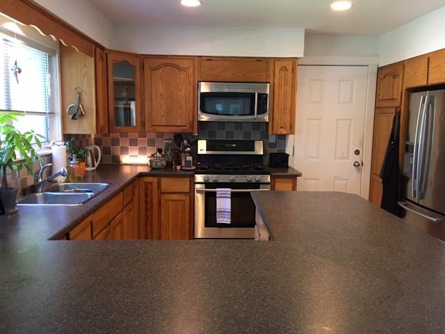 2461 124 St - Photo 2 of 13