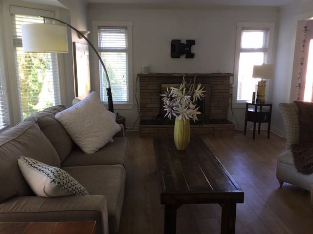 2461 124 St - Photo 3 of 13