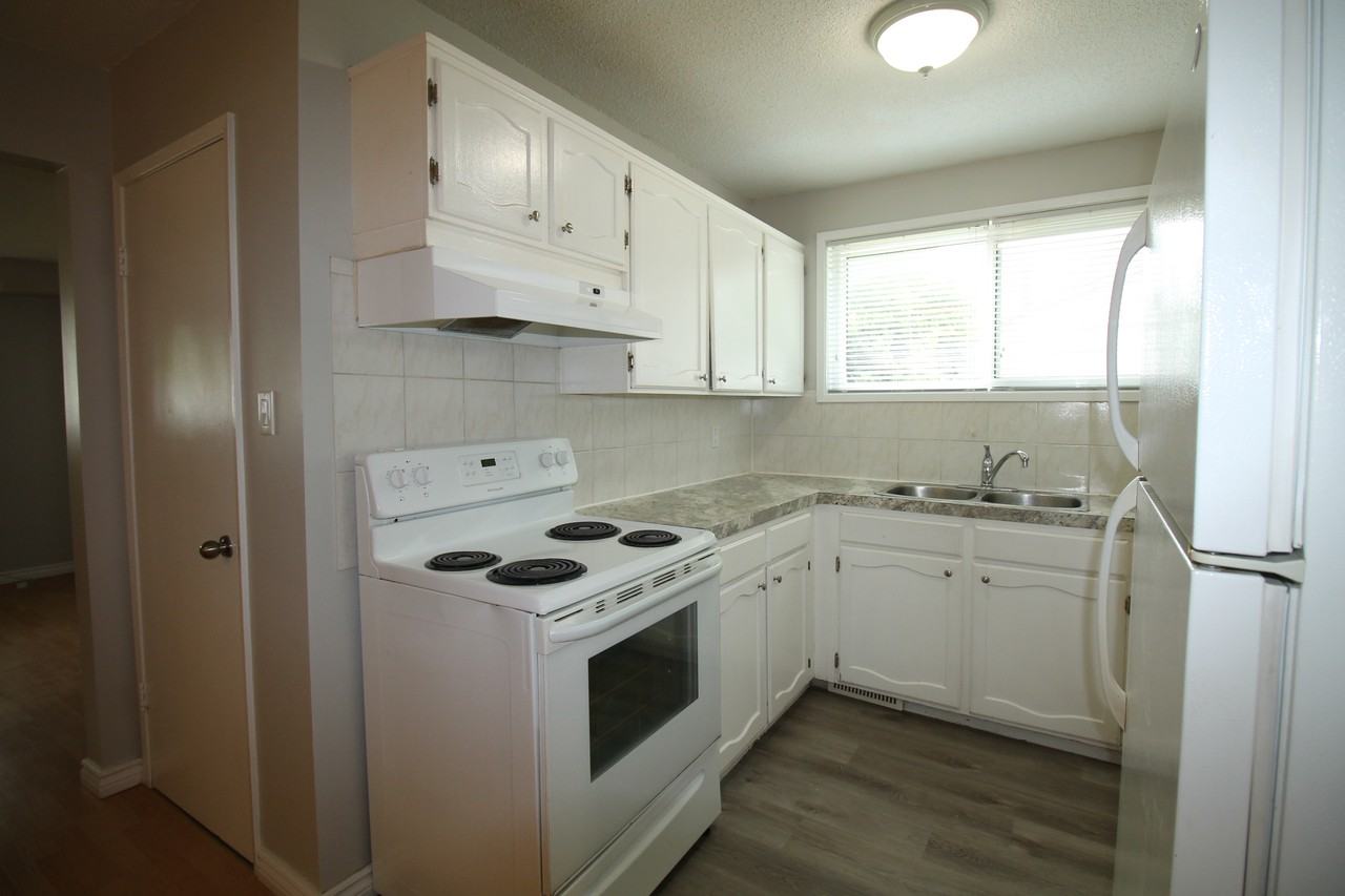 11112 50 St Nw - Photo 2 of 19