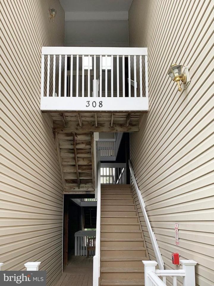 308 Canterbury Rd Apt E - Photo 2 of 32