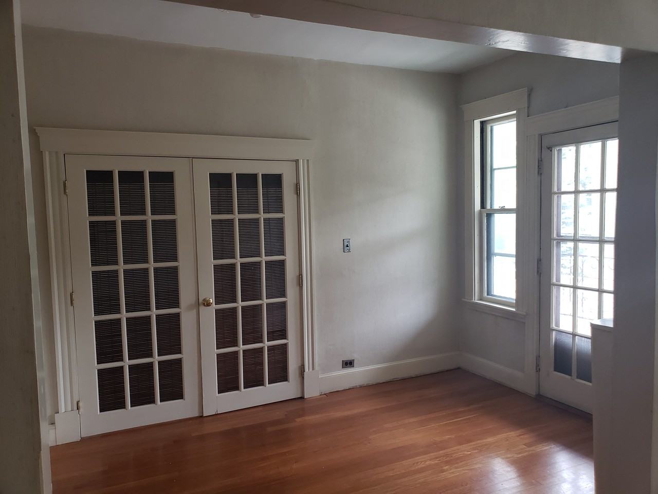 Beautiful 3 bed 1 bath hardwood floors natural light 8/1 - Photo 2 of 22