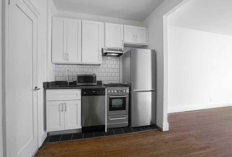 >48 - 50 Greenwich Avenue - Photo 3 of 6