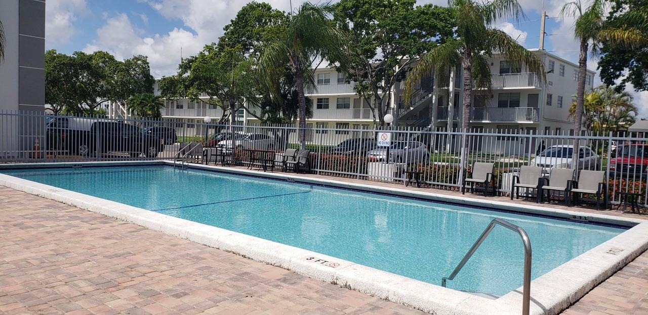 Hollywood Square Apt - Photo 2 of 3