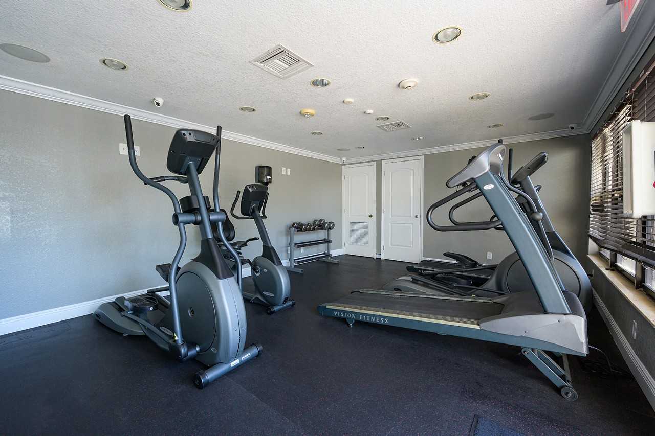 Hollywood Square Apt - Photo 3 of 3