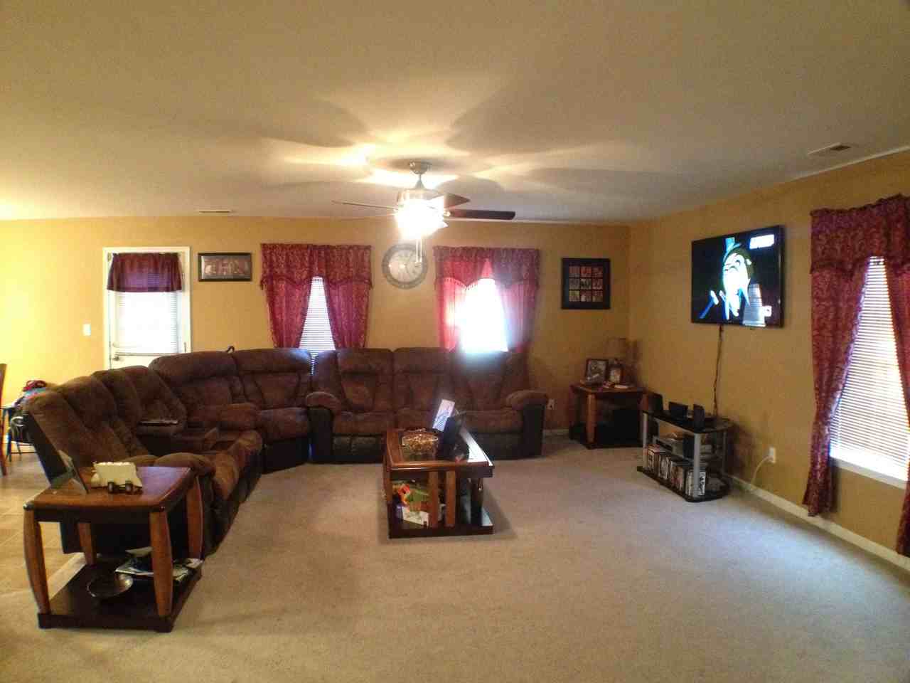 1213 Goff St - Photo 2 of 6