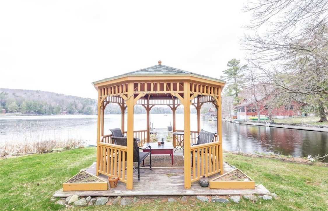 715 Taborton Rd - Photo 2 of 5