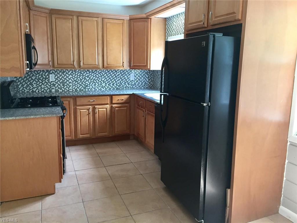 2527 S Green Rd - Photo 2 of 15