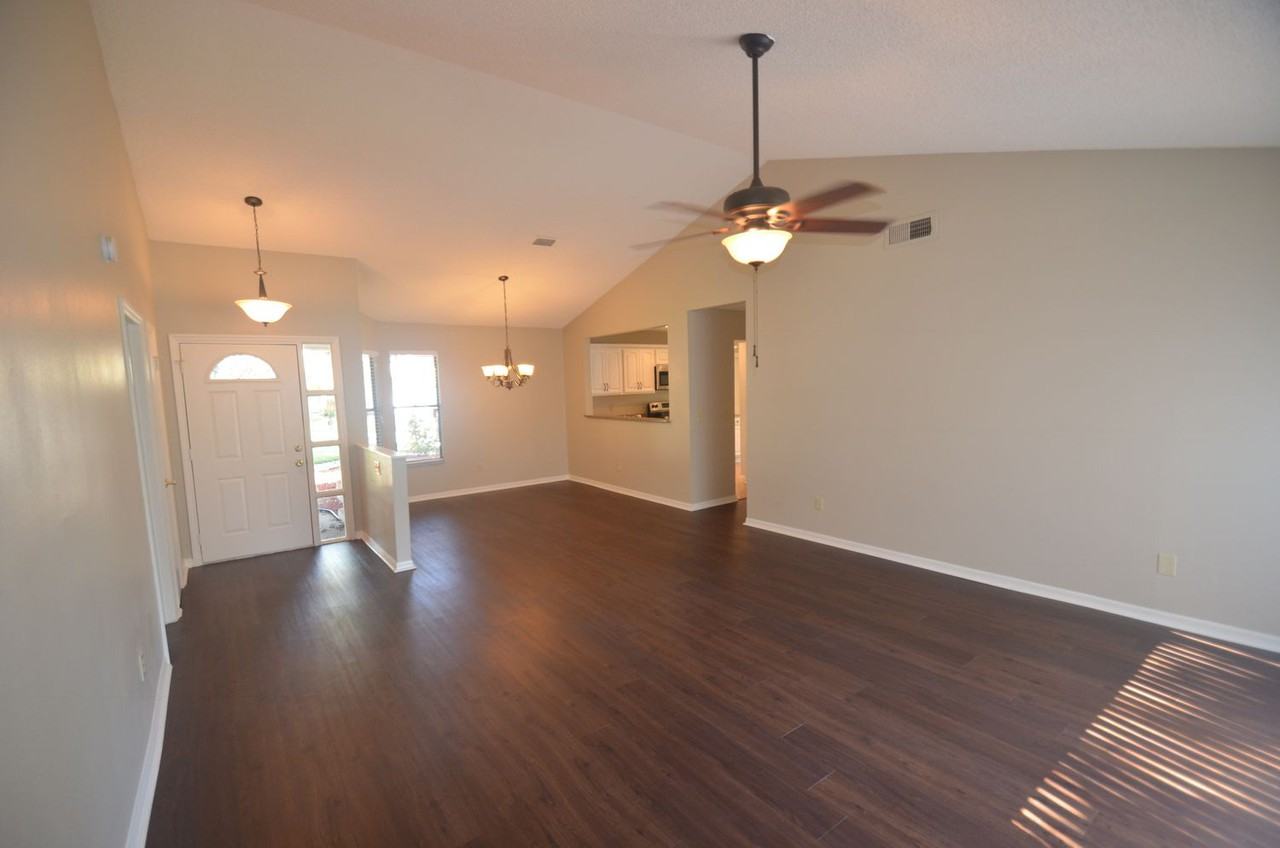 4806 Foxshire Cir - Photo 2 of 10