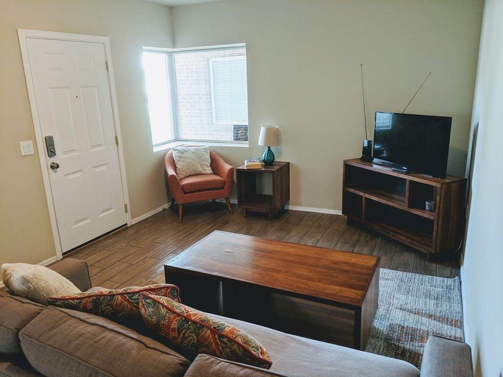 The Jameson - Photo 3 of 13