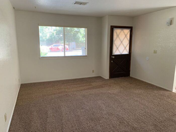 718 W Race Ave - Photo 2 of 14
