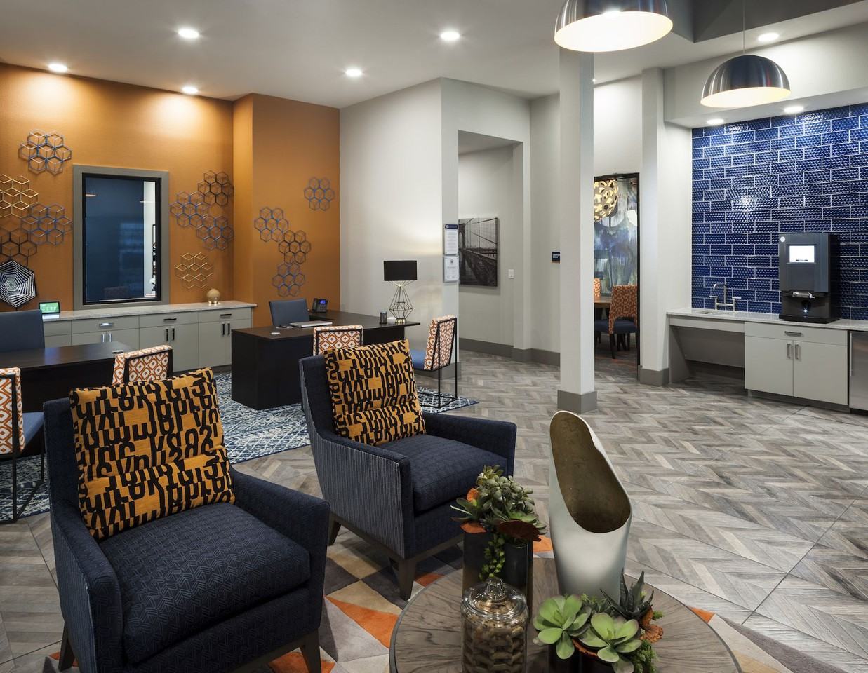 Axiom HUB 121 - Photo 6 of 41