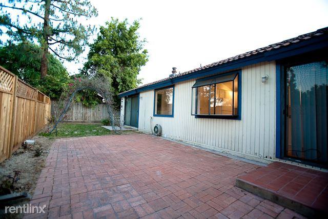 1820 Club Dr - Photo 2 of 10