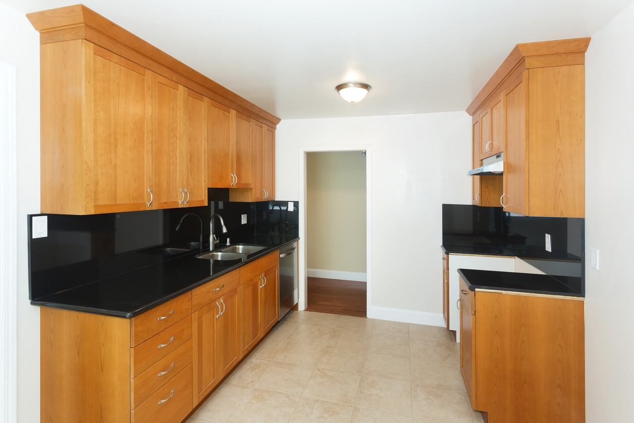 501 Oak Street #4 - Photo 3 of 6
