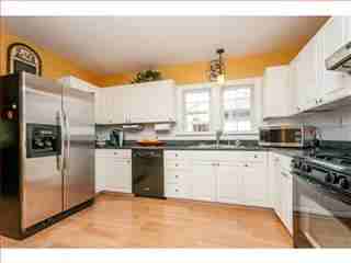 10 Bayswater Ave - Photo 3 of 10