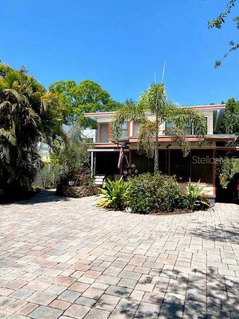 1639 Floyd St - Photo 3 of 34