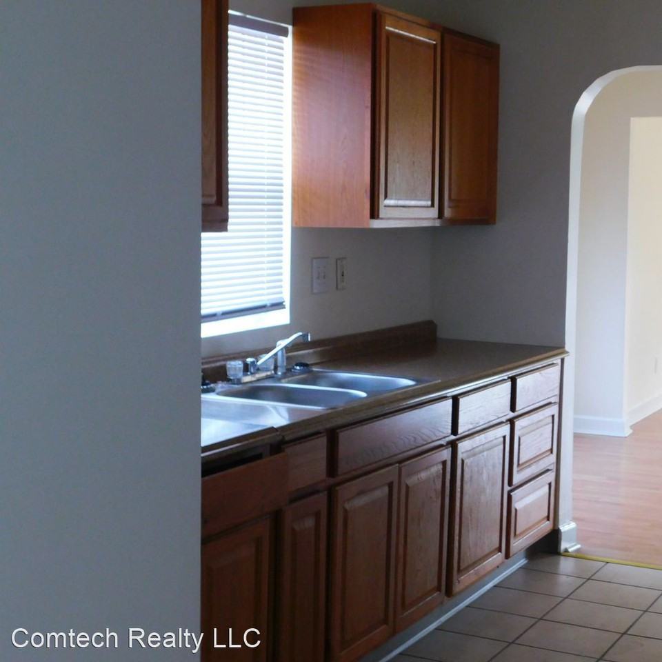 331 S Elm St - Photo 3 of 4
