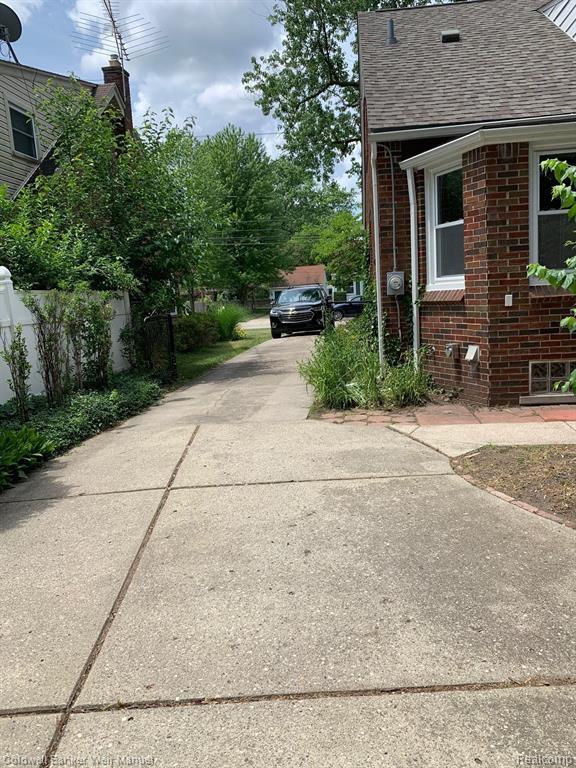 22750 Maple Ave - Photo 3 of 24