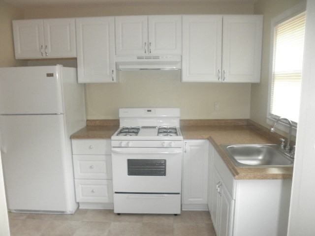 7120 Bexhill Rd - Photo 3 of 9