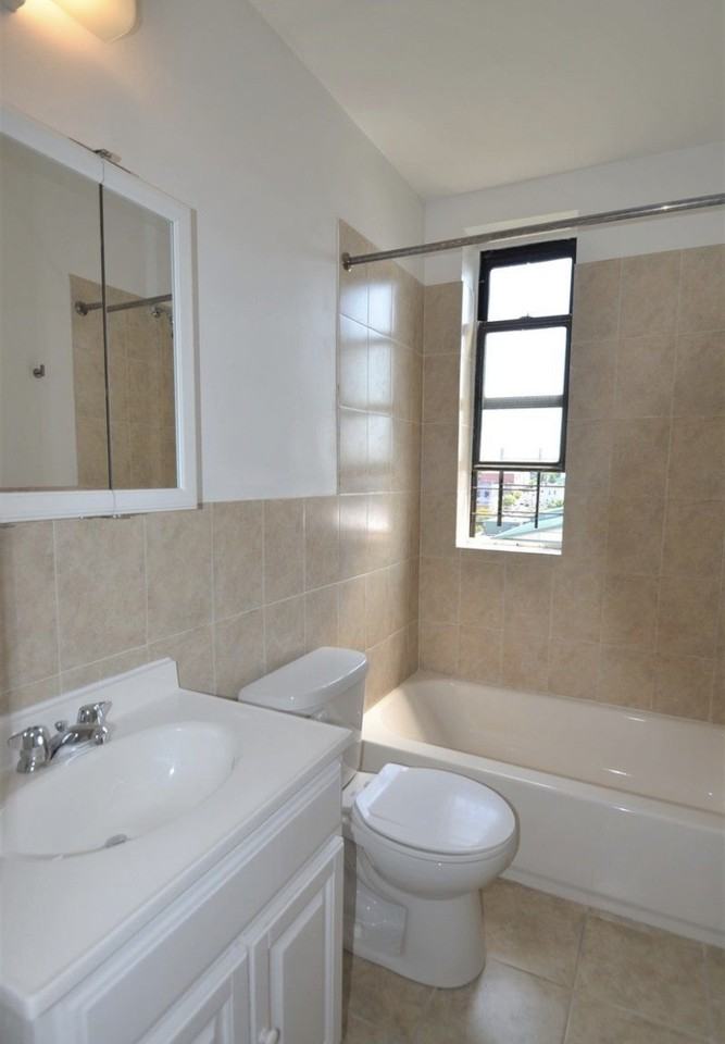 Tiebout Ave & Folin St #A24