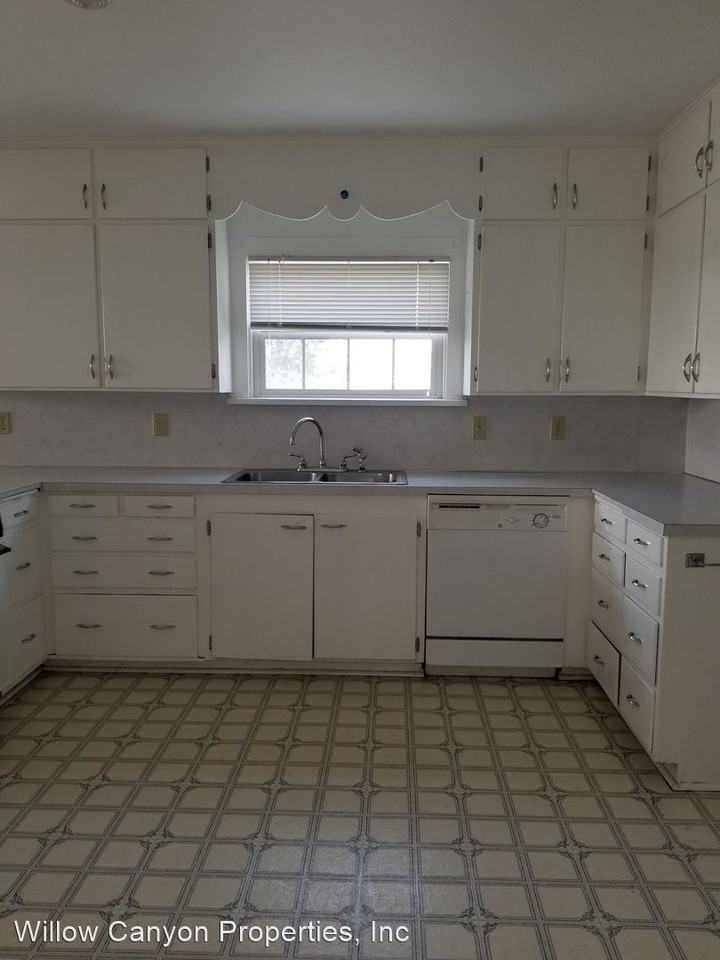 2660 Sw Culver Hwy - Photo 3 of 8