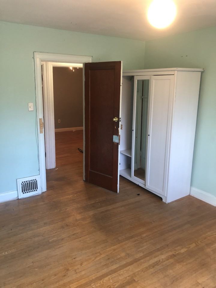 33 Hollywood Student House near McMaster Rooms Available Now