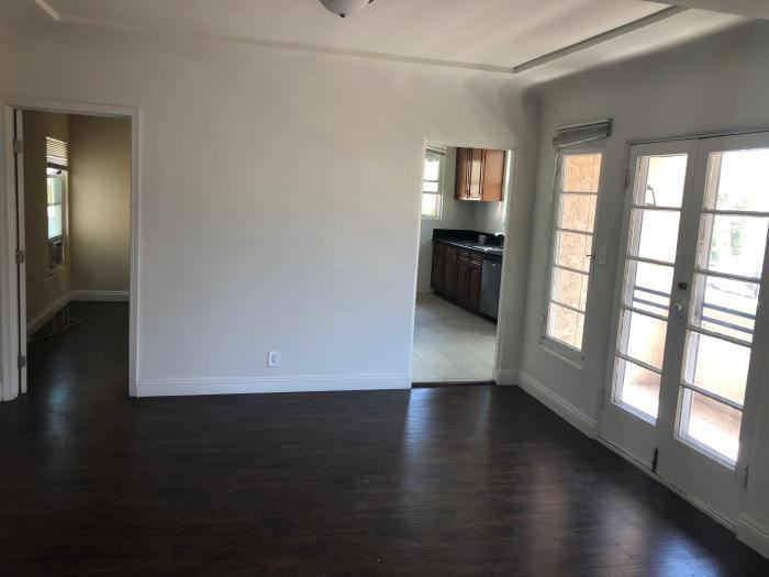 1112 Masselin Ave - Photo 3 of 8