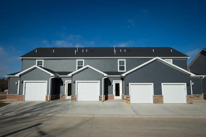 1331 N Dodge St - Photo 2 of 5