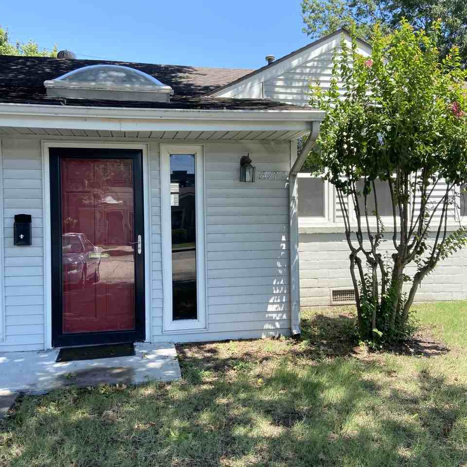 1427 E 38th Pl #D - Photo 2 of 15