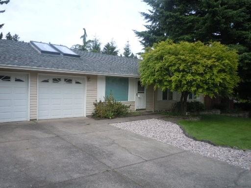 320 NE Paropa Way - Photo 2 of 9