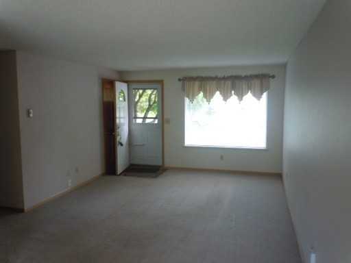 320 NE Paropa Way - Photo 3 of 9