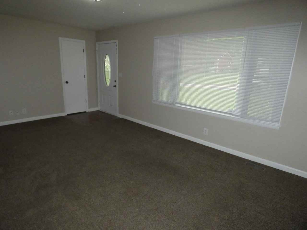 4235 N Elmwood Ave - Photo 2 of 10