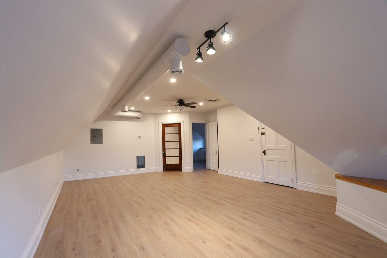 124 Wellington Street South #3 - Photo 2 of 4