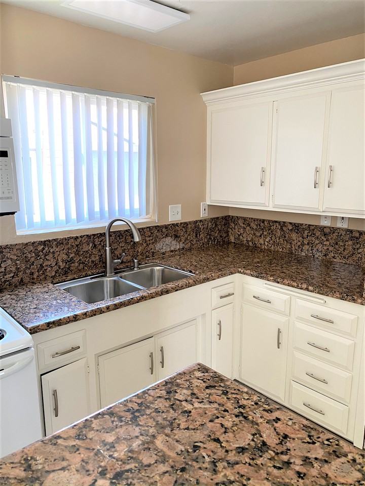 931 West 19th Street #30 - Photo 3 of 23