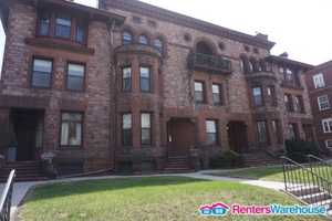 featured image of 596 Summit Ave #2