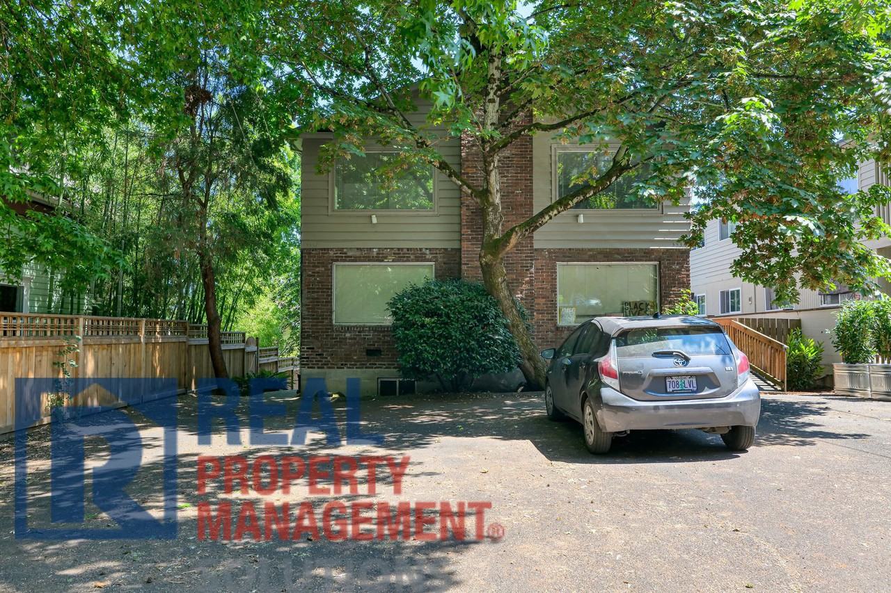 3334 Se 9th Ave - Photo 2 of 32