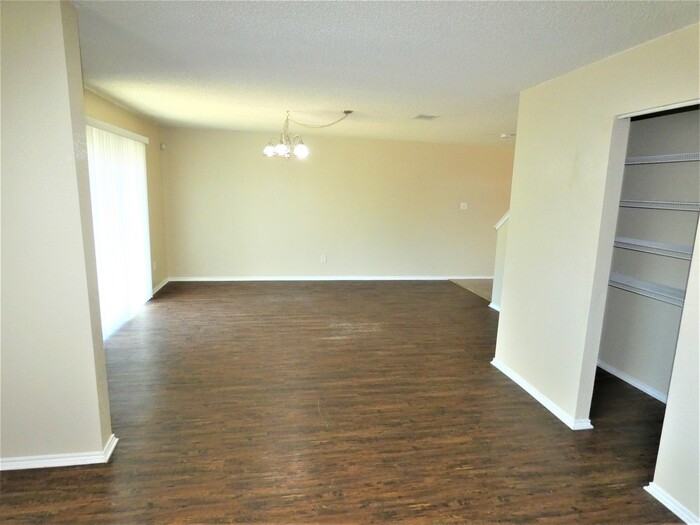 1836 Vineridge Ln - Photo 3 of 11