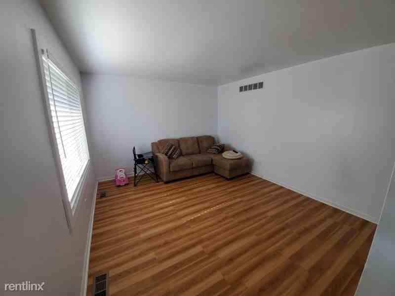 11560 Fowlerville Rd - Photo 2 of 26