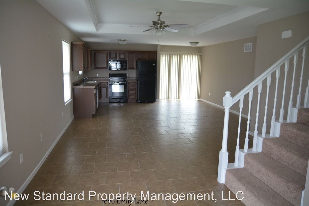 1043/1045 Emily Lane - Photo 2 of 5