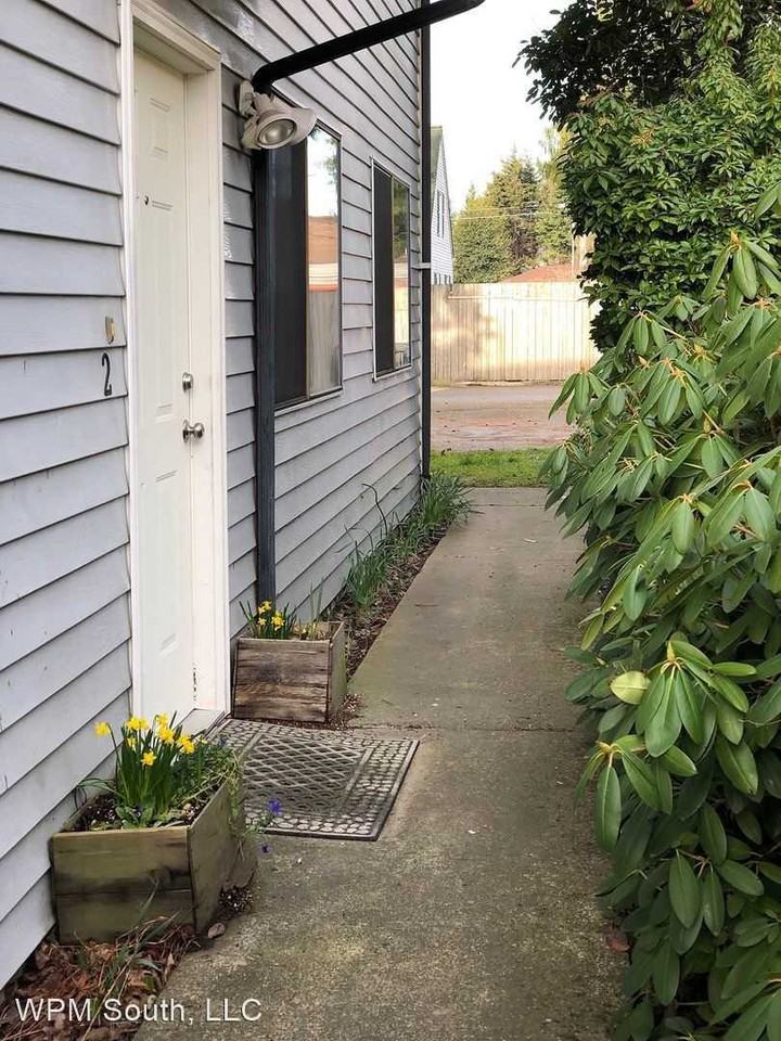 215 Meadow Ave N - Photo 2 of 10