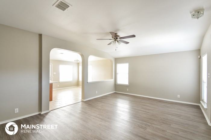 7410 Great Lakes Dr - Photo 3 of 16