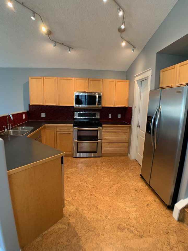 160 Archibald Close - Photo 2 of 18