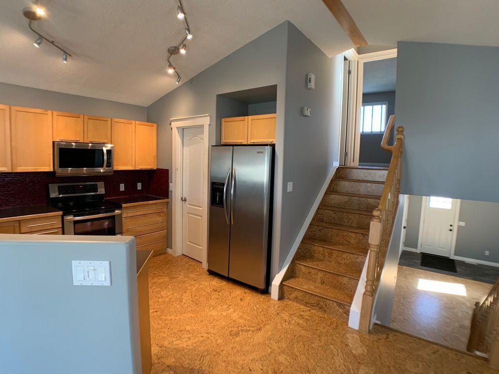 160 Archibald Close - Photo 3 of 18