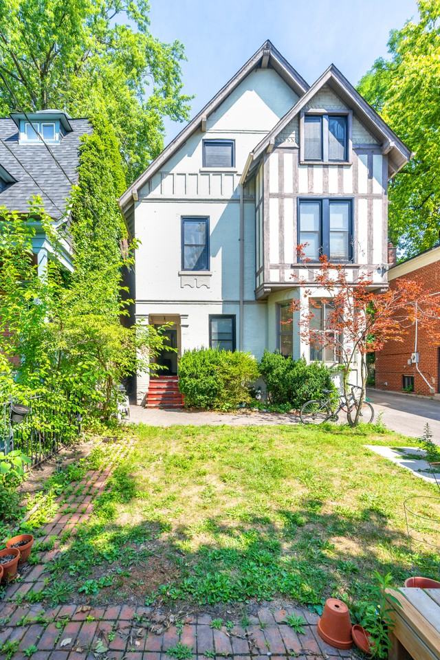 242 Cottingham Street C, Toronto, ON M4V 1C6 3 Bedroom Apartment for