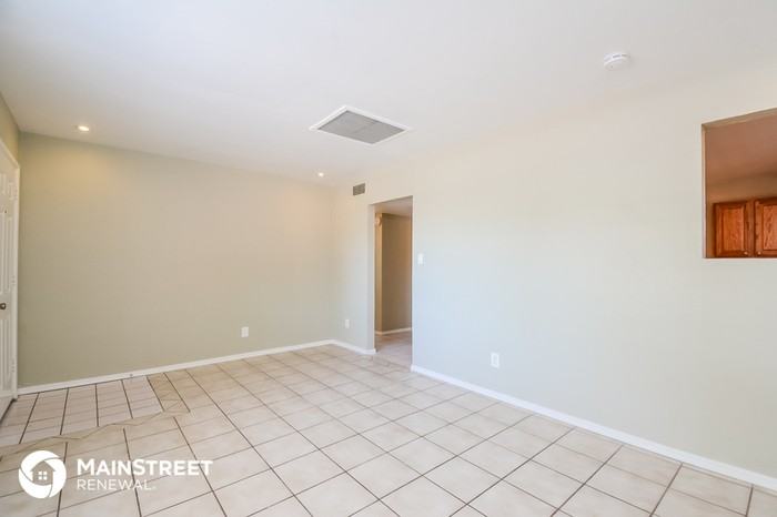 4501 E 24th St - Photo 3 of 16