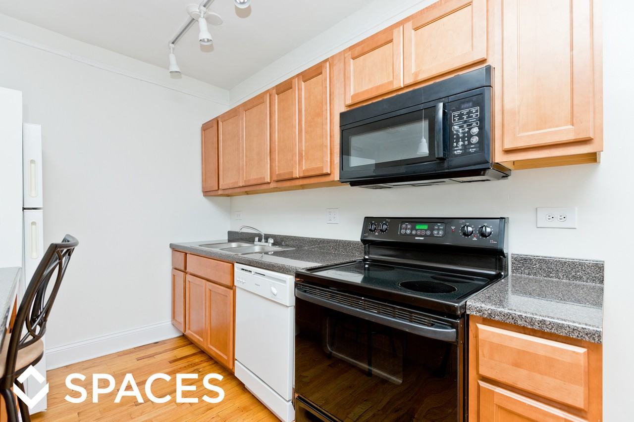 4405 N Clark - Photo 2 of 5