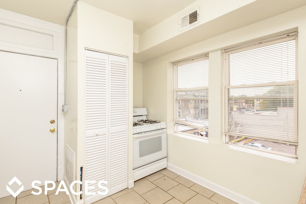 4804 N Avers Ave - Photo 2 of 7